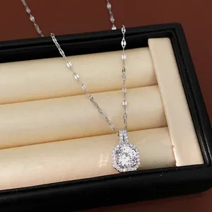 Primo piano di un'elegante collana con ciondolo in zircone quadrato in cofanetto