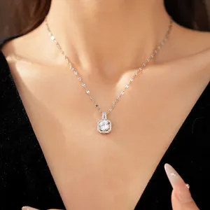 Primo piano di un ciondolo a collana in zircone quadrato scintillante su modella.