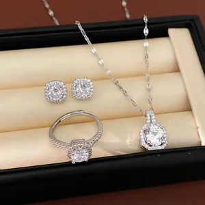 Primo piano di un set di gioielli con zirconi quadrati, inclusi orecchini, anello e collana
