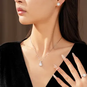 Elegante set di gioielli in argento con zirconi quadrati indossato da una modella