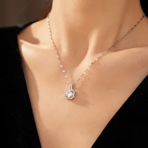 Primo piano della collana con ciondolo quadrato in zircone indossata da una modella