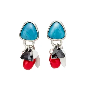 Pendientes de botón bohemios irregulares con resina azul, dijes de concha y gotas rojas