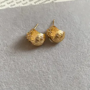 Detailed close-up of elegant gold-plated flower stud earrings with sparkling zircon accents.