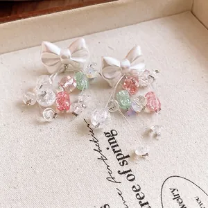 Élégantes boucles d'oreilles nœud blanc avec pampilles en cristal et perles colorées