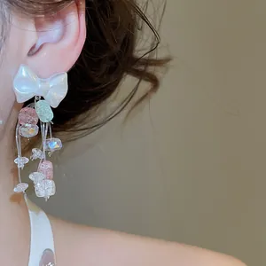 Détail des boucles d'oreilles à nœud en cristal et pampilles, style princesse élégant