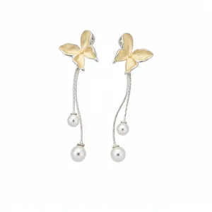 Elegante mattgoldene Schmetterlings-Quastenohrringe mit weißen Perlen auf Silberketten