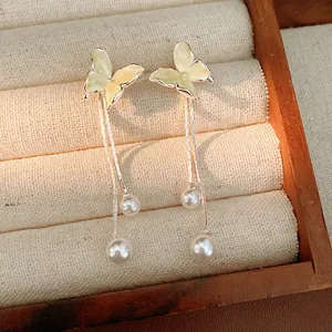 Elegante Emaille-Schmetterlingsohrringe mit Quasten und perlenähnlichen Akzenten