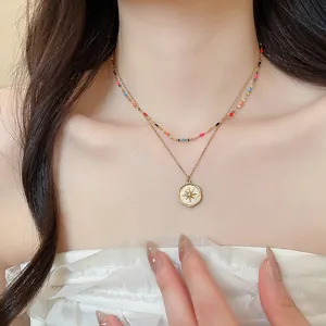 Elegante zweilagige goldene Edelstahlkette mit bunten Perlen und einem Sternanhänger
