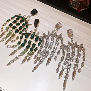 Orecchini a nappa di lusso con strass quadrati color smeraldo e cristallo