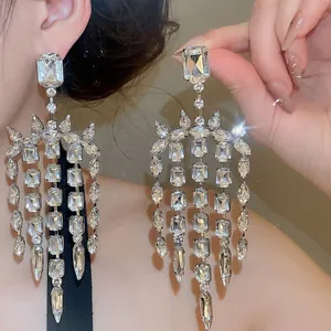 Orecchini a nappa in ago d'argento con scintillanti cristalli quadrati per un look di lusso