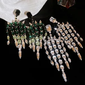 Orecchini di lusso con nappe quadrate e strass con eleganti aghi in argento per le donne