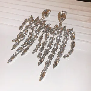 Dettaglio orecchini con nappe in strass luccicanti con elegante design chandelier
