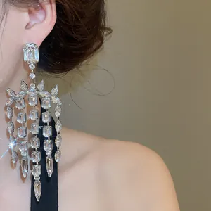 Eleganti orecchini lunghi a lampadario con cristalli quadrati e goccia scintillanti.