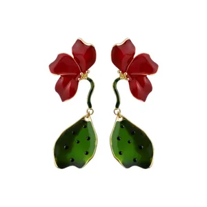 Élégantes boucles d'oreilles émaillées fleurs rouges et feuilles vertes au style nature