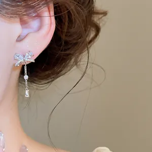 Nahaufnahme eleganter Zirkon-Schleifenohrringe mit hängender Quaste im koreanischen Stil