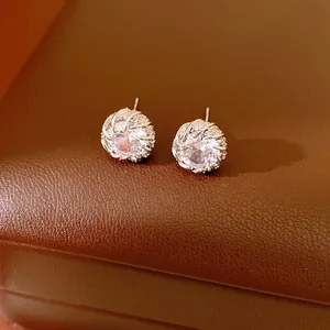 Boucles d'oreilles rondes élégantes en oxyde de zirconium avec halo pavé torsadé