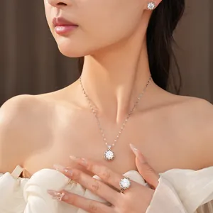 Parure élégante avec collier, boucles d'oreilles et bague en zircone ronde sur modèle.