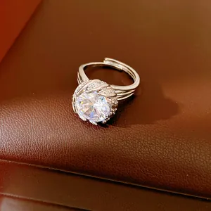 Vue macro montrant le sertissage détaillé de la zircone sur une bague argentée ajustable