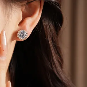 Gros plan d'une élégante boucle d'oreille ronde en zircon avec monture en argent