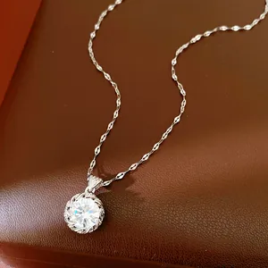 Vue détaillée d'un collier en argent avec un grand pendentif rond en zircon sur cuir marron