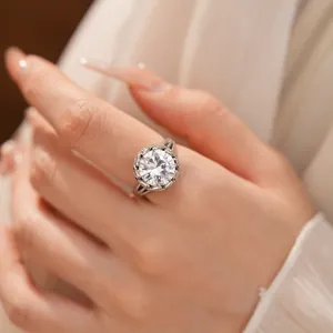 Bague élégante en argent avec zircon rond sur le doigt montrant les détails de la gemme