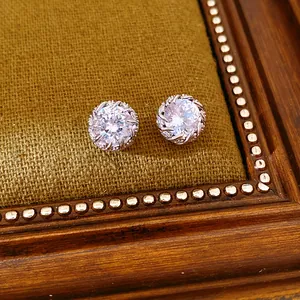 Gros plan de boucles d'oreilles puces rondes en zircone dans un cadre vintage chic