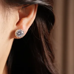 Gros plan détaillé d'une élégante boucle d'oreille ronde en zircone portée à l'oreille