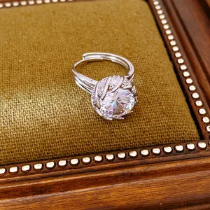 Bague réglable en argent avec grand zircon rond sur fond marron de style vintage