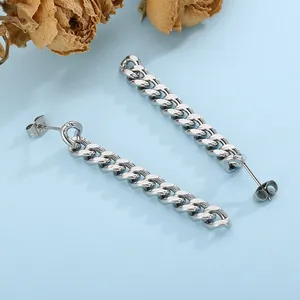 Boucles d'oreilles clous minimalistes en acier inoxydable avec chaîne cubaine argentée