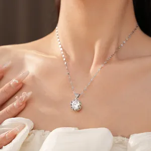 Détail d'un collier en argent avec un pendentif rond en zircon sur un modèle