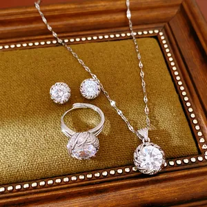 Vue détaillée d'une parure de bijoux de luxe en zircon rond avec collier et bague.