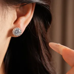 Gros plan d'une élégante boucle d'oreille ronde en zircon avec bordure torsadée