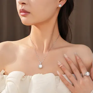 Vue détaillée d'une élégante parure en zircon rond comprenant collier, bague et boucles