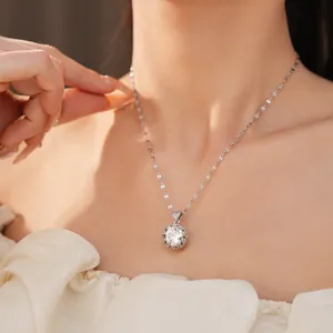 Gros plan d'un collier en argent élégant avec un pendentif rond en zircon sur un mannequin