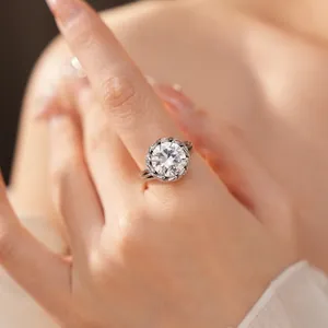 Détail d'une bague minimaliste en argent avec un gros oxyde de zirconium rond au centre