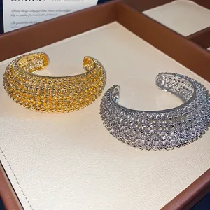 Eleganter hohl ausgearbeiteter Armreif mit geschmolzenen Perlen in Gold und Silber Finish