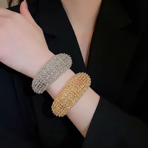 Eleganter offener Manschettenarmband aus hohlem Metallgeflecht in Gold und Silber