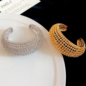Schicke, durchbrochene, perlenbesetzte Manschettenarmreifen in Gold und Silber