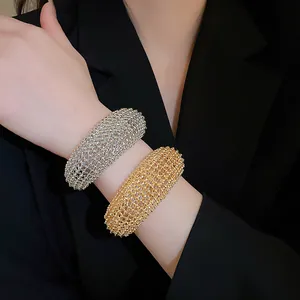Detailansicht ausgehöhlter Metallarmbänder mit Schmelzperleneffekt in Gold und Silber
