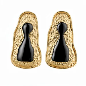 Orecchini geometrici irregolari vintage in oro con texture martellata e smalto nero