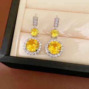 Eleganti orecchini in argento con zirconi gialli rotondi e design a raggiera