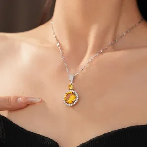 Elegante collana color argento con pendente in zirconia gialla e cristalli