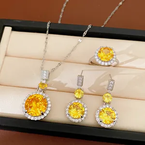 Dettaglio del set di gioielli con zirconi gialli tondi: collana, orecchini e anello