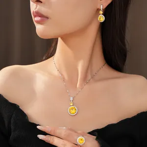 Primo piano di una modella elegante che indossa collana orecchini e anello di zirconi