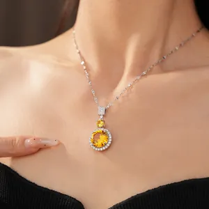Primo piano di un'elegante collana d'argento con un brillante ciondolo in zircone giallo tondo