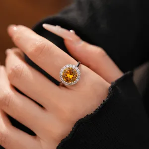 Elegante primo piano di un anello in zircone giallo circolare con alone scintillante