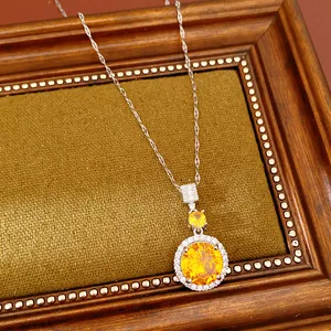 Dettagliato primo piano di una collana d'argento di lusso con pendenti in zircone