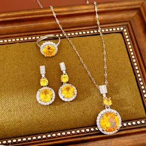 Dettaglio di elegante set di gioielli in argento con pietre di zircone tonde giallo vivo.
