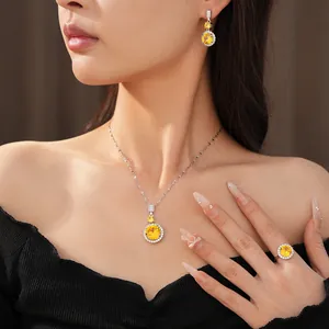 Dettaglio del set di gioielli in zircone giallo con collana, orecchini e anello.