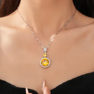 Vista dettagliata di un'elegante collana con pendente rotondo in zircone giallo su modella